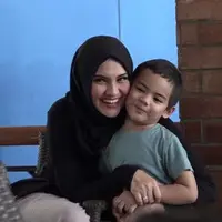 Zee Zee Shahab dan Prabu Revolusi mengenalkan beberapa bahasa pada anaknya, Fauzi Khaleev Putra Revolusi. 