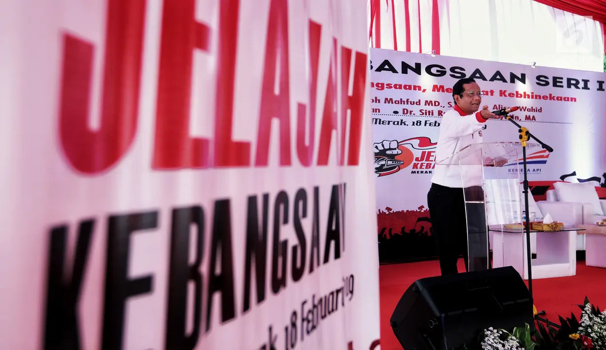 Ketua Gerakan Suluh Kebangsaan, Mahfud MD memberi keterangan saat kegiatan Gerakan Suluh kebangsaan di Banten, Senin (18/2). Kegiatan ini bertujuan untuk Rawat Kebhinekaan Indonesia Lewat Jelajah Kebangsaan 2019. (Liputan6.com/Johan Tallo)