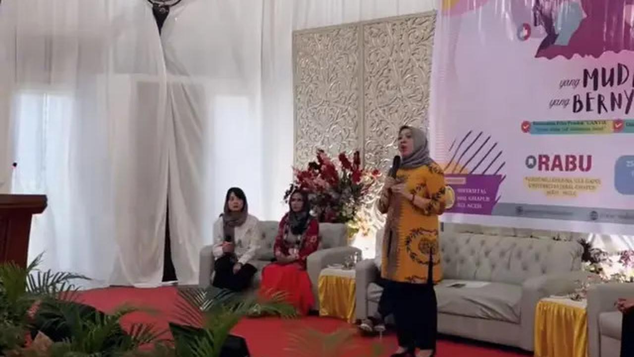 Isi Acara di Kampus Aceh, Ini 7 Potret Leony saat Berkerudung Ditemani Pacar Bule