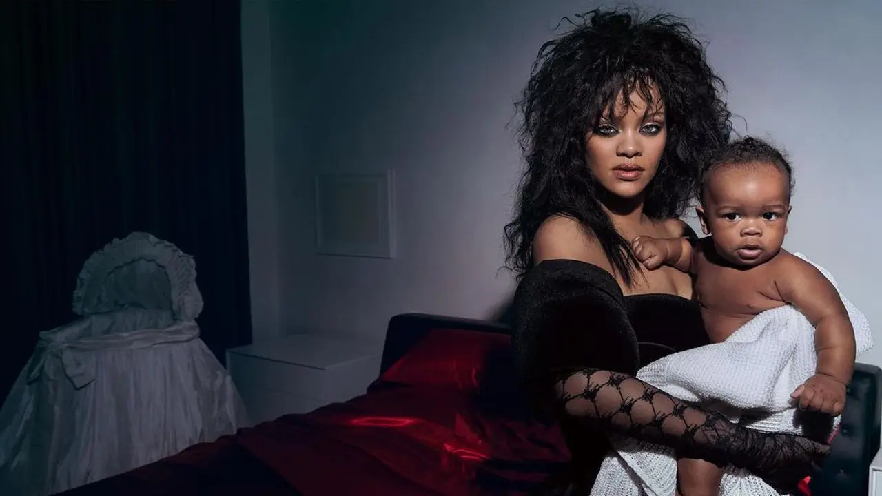 Gaya Messy Rihanna dalam Potret Keluarga di Sampul Vogue British, Gambaran Penampilan Sebagai Ibu