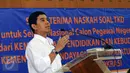 Menpan-RB, Yuddy Chrisnandi memberikan sambutan setelah menerima naskah soal Tes Kompetensi Dasar CPNS tahun 2016 kepada Menpan-RB, Yuddy Chrisnandi di Kemendikbud, Jakarta, Rabu (20/1/2016). 18.820 soal telah disusun. (Liputan6.com/Helmi Fithriansyah)