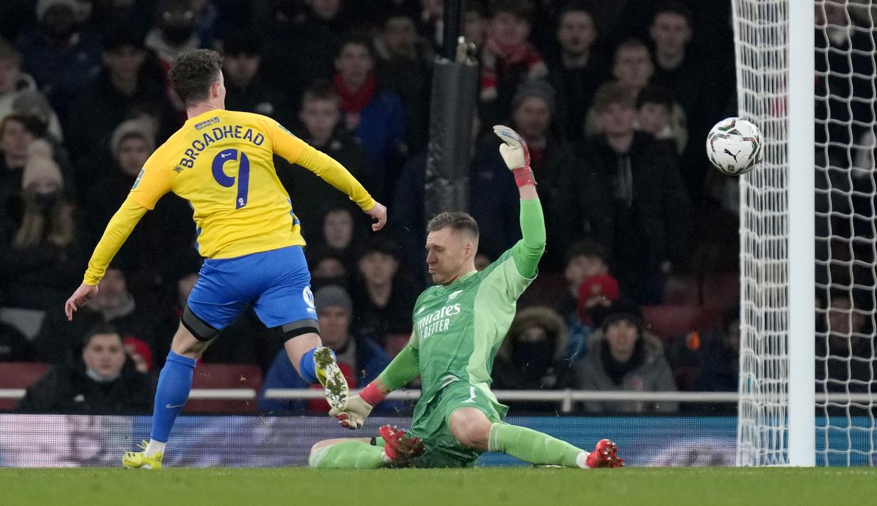 Sebelum babak pertama usai, Sunderland berhasil memangkas jarak skor pertandingan menjadi 1-2. Nathan Broadhead berhasil memanfaatkan umpan terobosan dari Embleton dan menjebol gawang Arsenal yang dikawal Bernd Leno pada menit ke-31. (AP/Kirsty Wigglesworth)