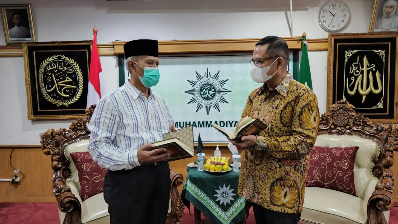 Ketua Umum YMSM, Saleh Husin, menyerahkan simbolis wakaf Alquran sebanyak 3.000 mushaf kepada Ketua Umum PP Muhammadiyah K.H. Haedar Nashir di kantor PP Muhammadiyah Menteng, Jakarta Pusat. (Dok Sinar Mas)