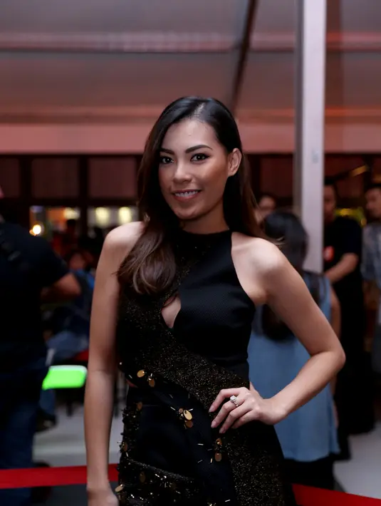 "Ah, kalau mau nikah, ya tinggal nikah aja kali," ujar Sammy di Pengadilan Negeri Jakarta Pusat Senin (19/10/2015), sambil menggandeng tangan Viviane. (Andy Masela/Bintang.com)