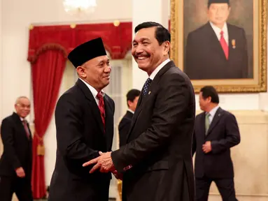 Menko Polhukam Luhut Binsar Pandjaitan (kanan) berbincang dengan Kepala Staf Presiden Teten Masduki (kiri) usai pelantikannya di Istana Negara, Jakarta, Selasa (2/9). Teten menggantikan Luhut yang kini menjabat Menko Polhukam. (Liputan6.com/Faizal Fanani)