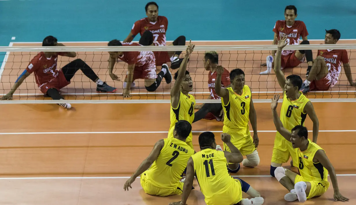 Pevoli duduk Myanmar merayakan kemenangan atas Indonesia pada laga Asian Para Games di Tenis Indoor Senayan, Jakarta, Minggu (7/10/2018). Indonesia kalah 0-3 dari Myanmar. (Bola.com/Vitalis Yogi Trisna)