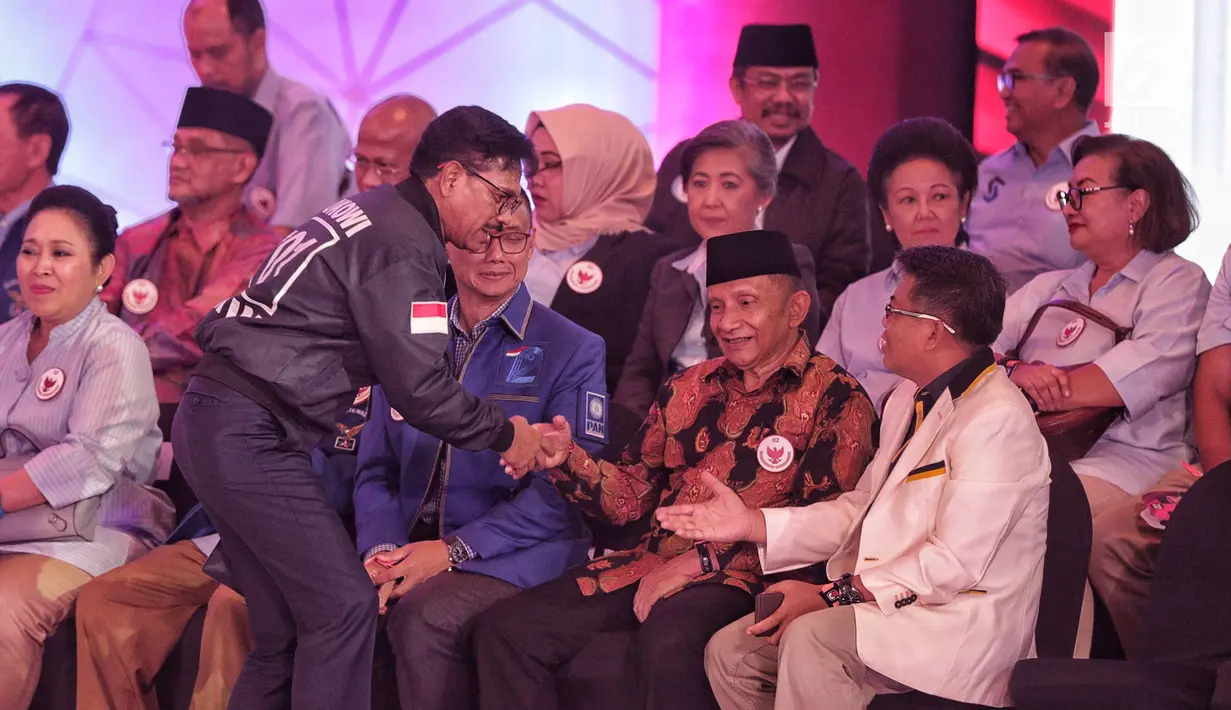 Politisi Partai Nasdem Johnny G Plate bersalaman dengan Ketua Dewan Kehormatan PAN, Amien Rais dan Presiden PKS, Sohibul Iman sebelum Debat Capres Cawapres 2019 di Hotel Bidakara, Jakarta, Kamis (17/1). (Liputan6.com/Faizal Fanani)