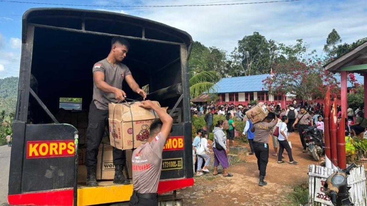 Brimob Salurkan Perlengkapan Sekolah, Pulihkan Semangat Belajar Pasca Bencana di Tapteng