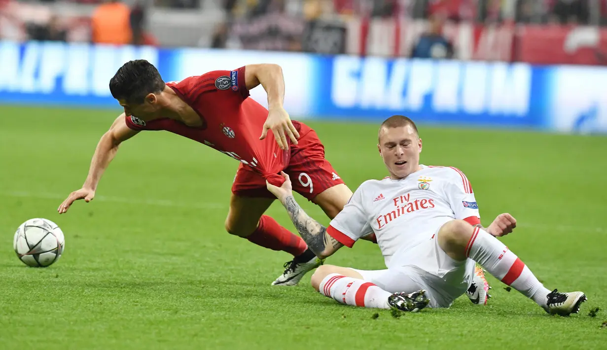 Bek Benfica, Victor Lindelof, berusaha menghalau pergerakan striker Bayern Munchen, Robert Lewandowski pada Perempat final Liga Champions di Allianz Arena, Munich (5/4/2016). (EPA/Peter Kneffel)