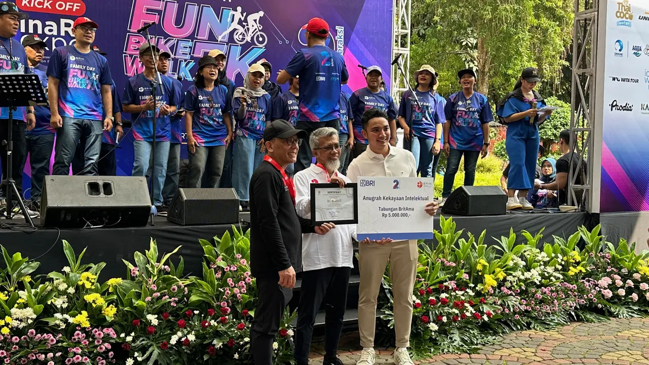 Periset Pusat Riset Teknologi Proses Radiasi (PRTPR) BRIN, Basril Abbas menerima Anugerah Kekayaan Intelektual (AKI) dalam acara puncak hari ulang tahun BRIN yang ke-2
