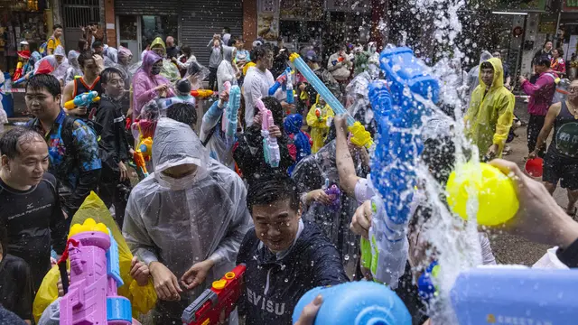 Perang Air Songkran Kembali ke Jalanan Hong Kong