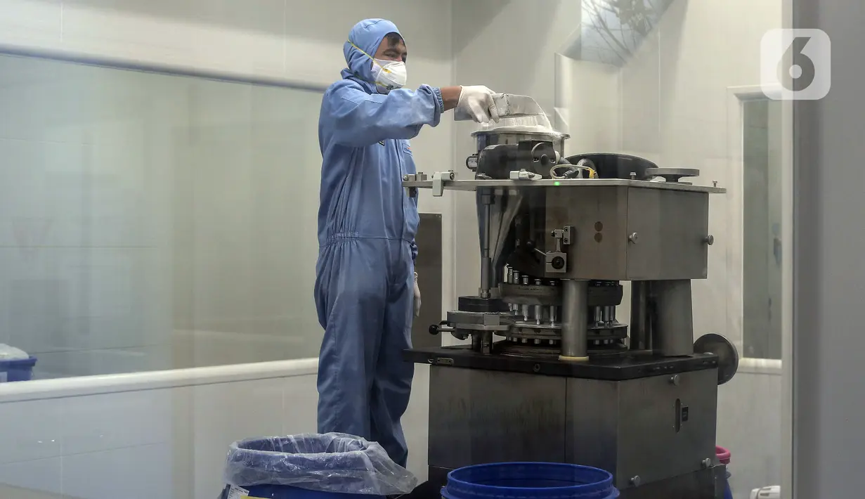 Aktivitas pekerja di pabrik produksi obat Kimia Farma di Banjaran, Bandung, Jawa Barat, Kamis (29/7/2021). Menurut Wakil Ketua DPR RI Sufmi Dasco Ahmad, Kimia Farma telah memproduksi obat COVID-19 Favipiravir berkapasitas produksi 2 juta tablet per hari. (Liputan6.com/Johan Tallo)