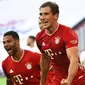 Pemain Bayern Munchen, Leon Goretzka, melakukan selebrasi usai membobol gawang Borussia Moenchengladbach pada laga Bundesliga di Allianz Arena, Minggu (14/6/2020). Bayern Munchen menang 2-1 atas Borussia Moenchengladbach. (AP/Matthias Balk)