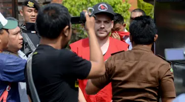 WN Australia, Nicholas Carr tiba untuk sidang vonis di pengadilan, Denpasar, Selasa (12/11/2019). Nicholas yang dalam keadaan mabuk menendang pengendara motor dan menabrakkan diri ke mobil yang melintas di Jl Sunset Road pada 10 Agustus  lalu divonis 4  bulan penjara. (SONNY TUMBELAKA/AFP)