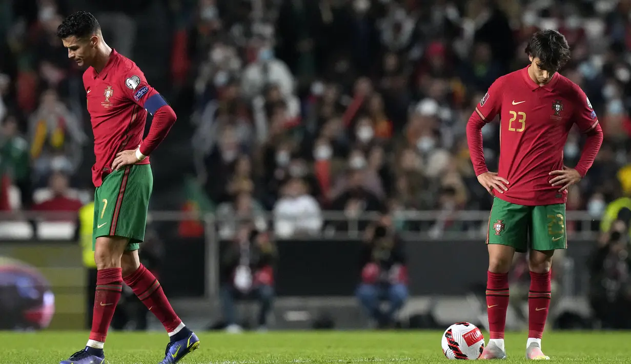 Usai kebobolan gol kedua di menit akhir babak kedua, Cristiano Ronaldo pun seolah tak percaya dan hanya bisa tertunduk melampiaskan kekecewaannya. (AP/Armando Franca)