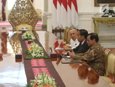 Presiden Joko Widodo (Jokowi) bertemu CEO Bukalapak, Achmad Zaky di Istana Merdeka, Sabtu (16/2). Pertemuan digelar setelah cuitan Zaky soal bujet research & development (R&D) Indonesia ramai diperbincangkan di media sosial. (Liputan6.com/Angga Yuniar)