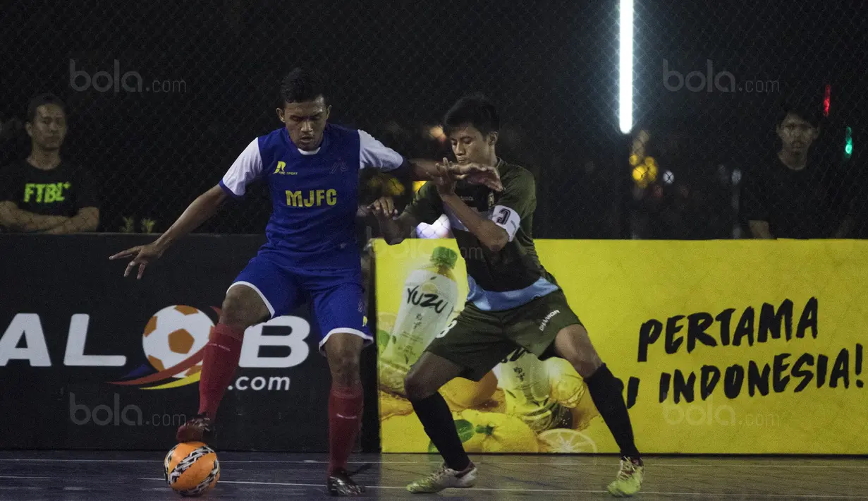 Suasana laga Adira FC melawan Merah Jaya Bekasi pada Grand Final Super Soccer Futsal Battle 2017 di Bintaro Xchange, Tangerang, Minggu (22/10/2017). Adira FC menang adu penalti atas Merah Jaya Bekasi. (Bola.com/Vitalis Yogi Trisna)