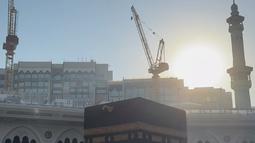 Netizen tak henti-hentinya memberikan pujian atas potret ibadah mereka. Banyak yang mengagumi keanggunan Beby Tsabina saat berhijab dan mengapresiasi kesederhanaan pasangan ini. Tidak sedikit pula yang berharap kebahagiaan mereka terus berlanjut dalam rumah tangga yang penuh berkah. (Liputan6.com/IG/@bebytsabina)