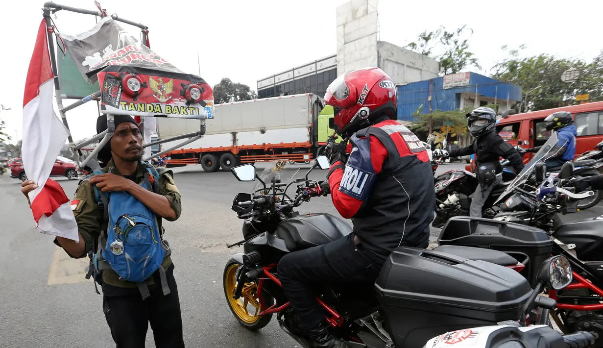 Medi Bastoni (43) melakukan aksi jalan mundur dari Kabupaten Tulungagung menuju Jakarta di Bekasi, Jawa Barat, Kamis (22/8/2019). Aksi tersebut untuk menyampaikan permintaan bibit pohon yang akan ditanam di lereng kaki Gunung Wilis kepada Presiden Joko Widodo atau Jokowi. (AP/Achmad Ibrahim)