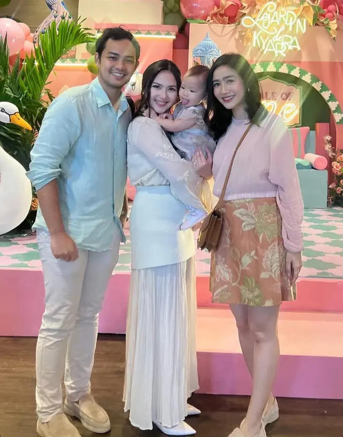Gaya Jessica Mila Rayakan Ulang Tahun Pertama Putrinya dengan Pakaian Bernuansa Ivory Senada Bersama Suami