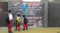 Berdasarkan keterangan di kawasan Taman Corat Coret, sepinya taman senilai Rp 430 juta itu dipicu adanya konflik antar komunitas grafiti.