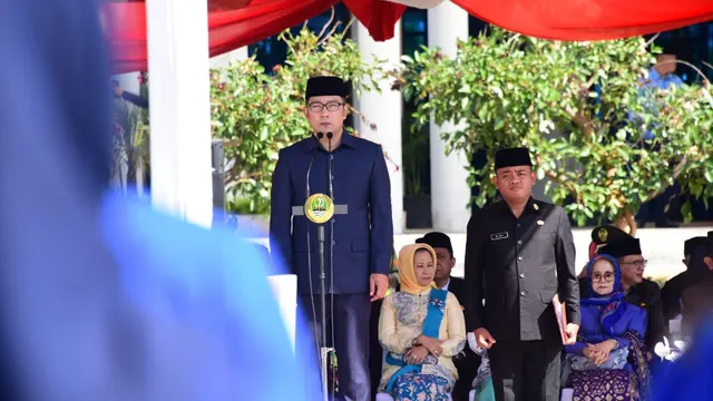 Upacara peringatan Hari Sumpah Pemuda ke-91 Tingkat Provinsi Jabar di area Sport Arcamanik, Kota Bandung, Senin (28/10/19).