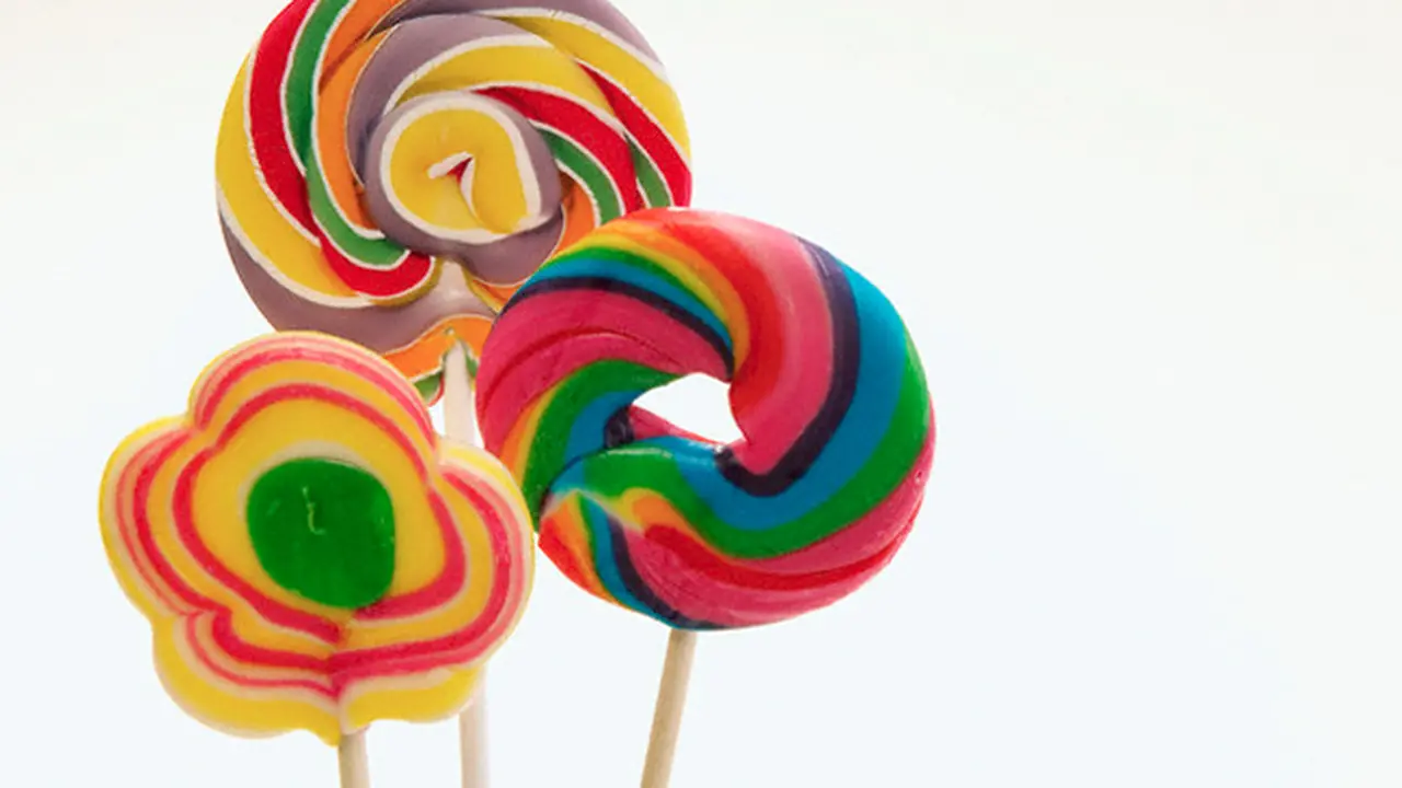 Mengagumkan, Pria Ini Buat Patung Wajah dengan Kunyah Lollipop