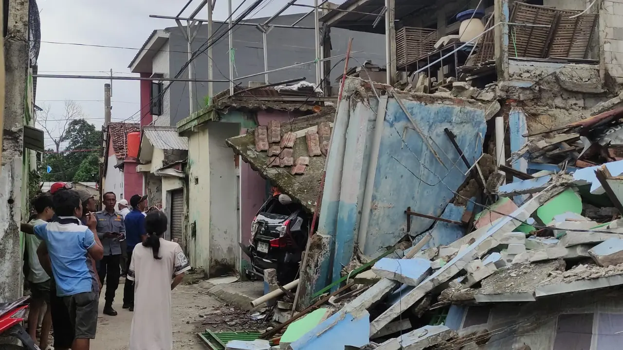 Kondisi rumah dua lantai yang ambruk menimpa rumah warga lainnya di Bojong Pondok Terong, Cipayung, Depok.