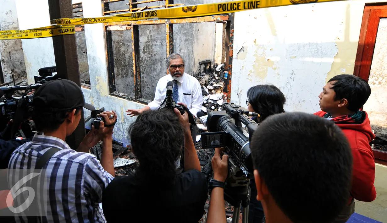 Ketua Komnas PA, Arist Merdeka Sirait memberikan keterangan pers saat meninjau ruangan Komnas PA yang terbakar beberapa waktu lalu, Kamis (2/7/2015). Arist meminta kepada aparat kepolisian segera mengungkap penyebab kebakaran. (Liputan6.com/Yoppy Renato) 