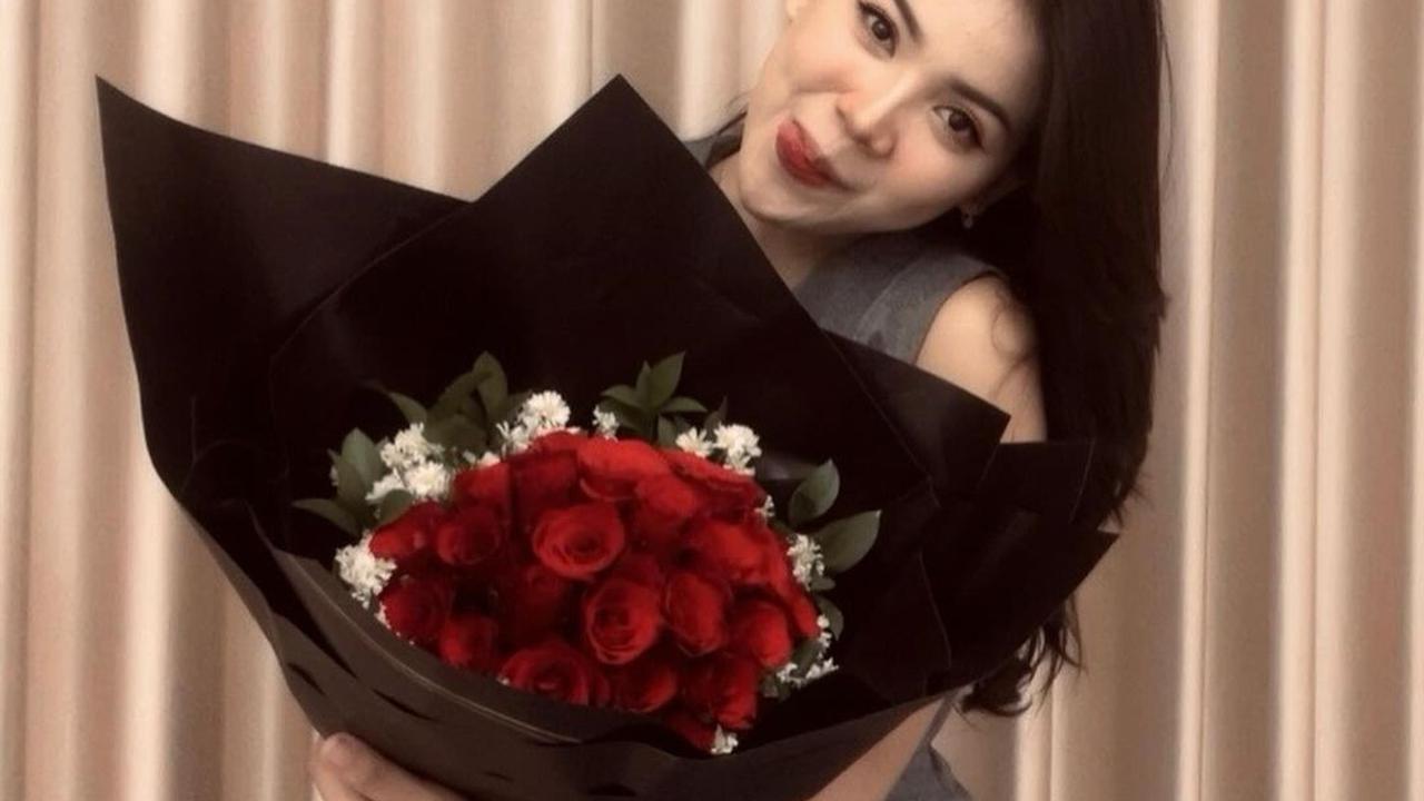 Potret Cantik Dinda Teratu, Penyanyi Dangdut yang Terkenal Lewat Lagu 'Gara-Gara Sebotol'