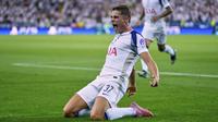 Pemain Tottenham Hotspur, Micky van de Ven (kiri) melakukan selebrasi setelah mencetak gol pertama timnya ke gawang PSG dalam laga final UEFA Super Cup 2025di Bluenergy Stadium, Udinese, Italia, Rabu (13/08/2025) waktu setempat. (AP Photo/Darko Bandic)