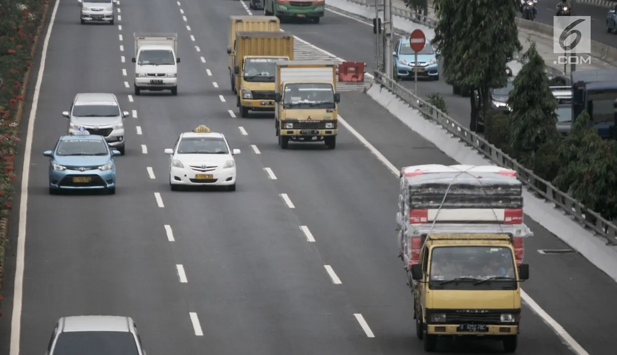 Sejumlah truk melintas di ruas Tol Dalam Kota Cawang-Pluit, Jakarta, Rabu (8/8). Sementara untuk ruas Tol Pelabuhan, Tol Cawang-Tanjung Priok, Cawang-TMII, dan Cawang-Cikunir truk dibatasi mulai pukul 06.00-19.00 WIB. (Merdeka.com/Iqbal S. Nugroho)