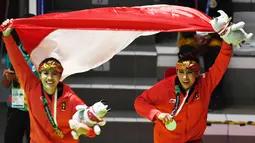 Pesilat Indonesia, Ayu Sidan Wilantari dan Ni Made Dwiyanti, melakukan selebrasi usai menjadi juara pada Asean Games di Padepokan TMII, Jakarta, Rabu (29/8/2018). Ayu/Made berhasil meraih emas pada nomor seni ganda putri. (Merdeka.com/Imam Buhori)