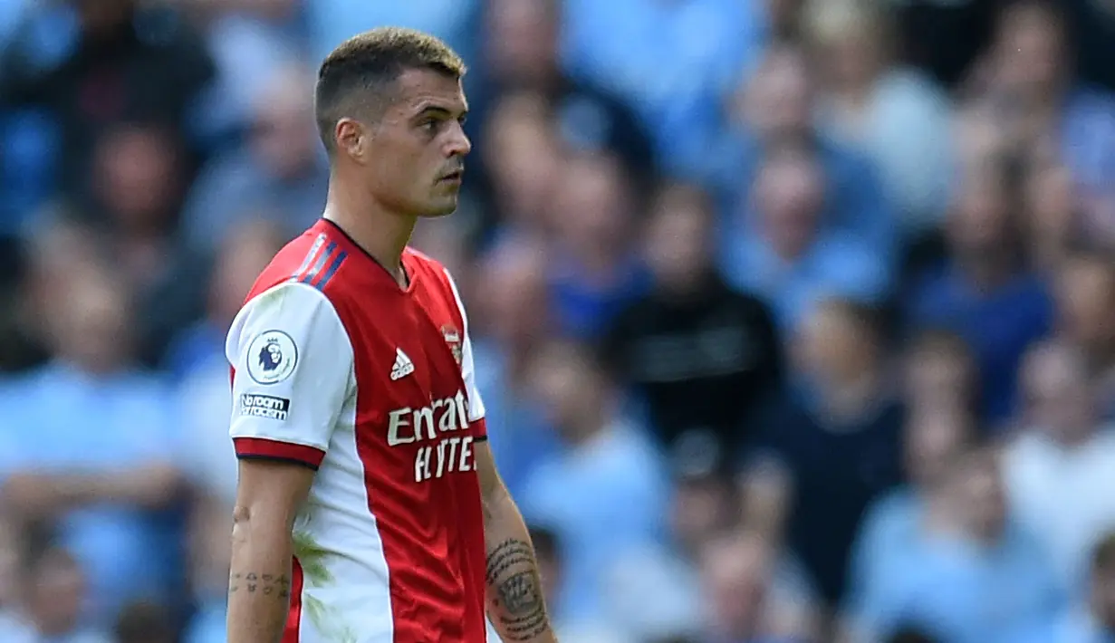 Granit Xhaka mendapatkan kartu merah pada laga perdana Arsenal di Liga Inggris 2021/2022. Ia diusir wasit setelah melancarkan tekel berbahaya kepada Joao Cancelo pada menit ke-35. Hal tersebut menjadi faktor kekalahan telak 0-5 Arsenal dari Chelsea. (Foto: AFP/Oli Scarff)
