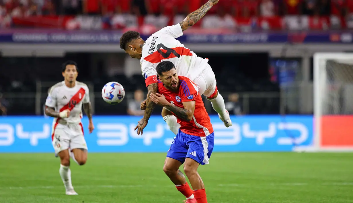 Pada menit ke-16, Alexis Sanchez sempat mencipta peluang untuk keunggulan Chile usai menyambut umpan Viktor Davila, sayang tendangan masih terlalu tinggi. (Aric Becker/AFP)