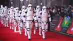 Pasukan Stormtroopers berjalan di karpet merah saat pemutaran perdana film 'Star Wars: The Last Jedi' di London, Inggris (12/12). (Photo by Vianney Le Caer/Invision/AP)
