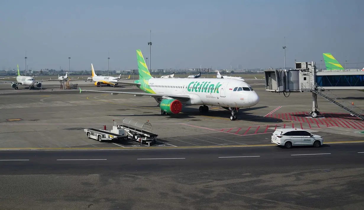 Pesawat diparkir di Bandara Internasional Soekarno-Hatta di Tangerang, Indonesia, Minggu, 6 September 2026. (AP Photo/Tatan Syuflana)