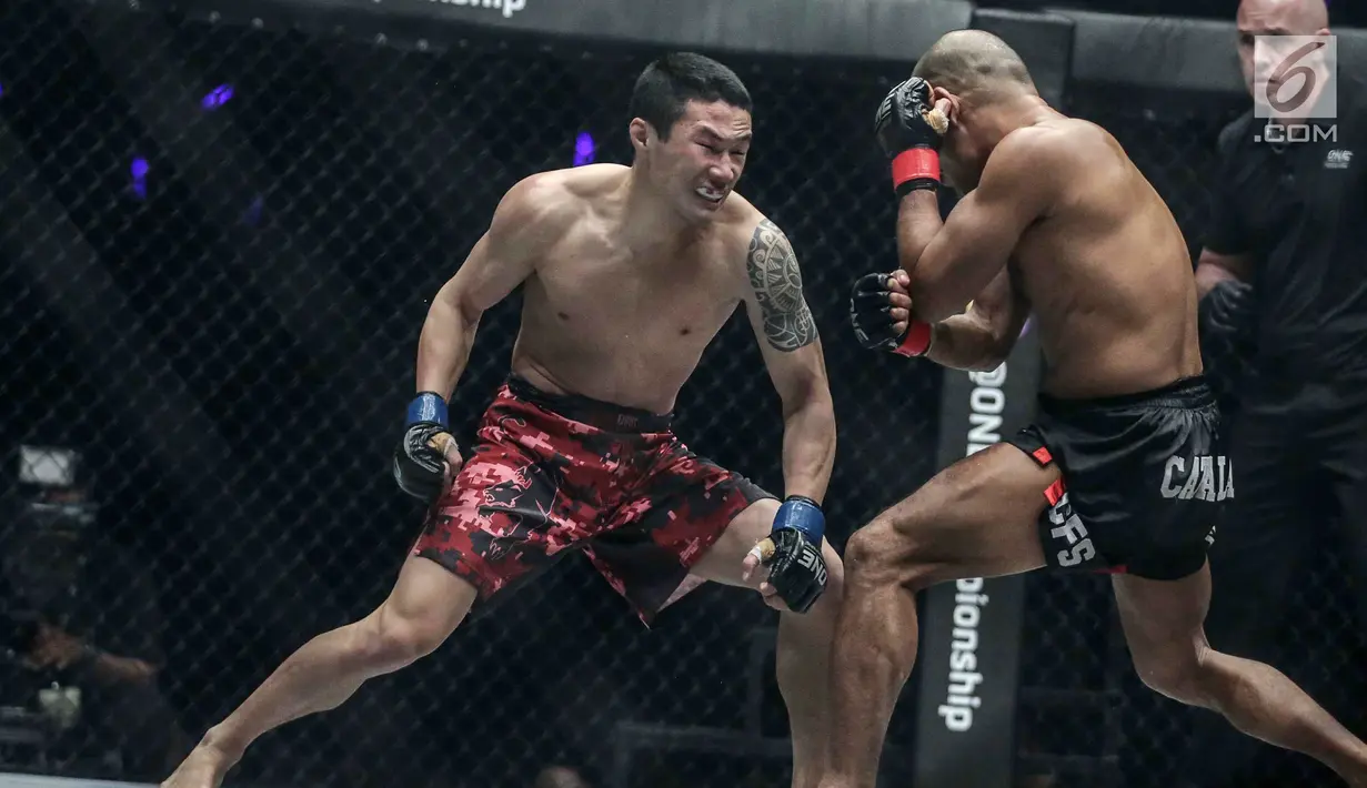 Petarung China, Peng Xue Wen (kiri) dan petarung Filipina, Rene Catalan (kanan) saat berlaga pada One Championship di Jakarta, Sabtu (20/1). Petarung Rene Catalan menang atas Peng Xue Wen. (Liputan6.com/Faizal Fanani)