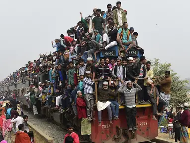 Umat Muslim Bangladesh menaiki kereta yang penuh sesak setelah ikut dalam Akheri Munajat, atau doa terakhir, di Biswa Ijtema, atau World Muslim Congregation, di Tongi, sekitar 30 km sebelah utara Dhaka, 10 Januari 2016. (AFP PHOTO/Munir uz ZAMAN)