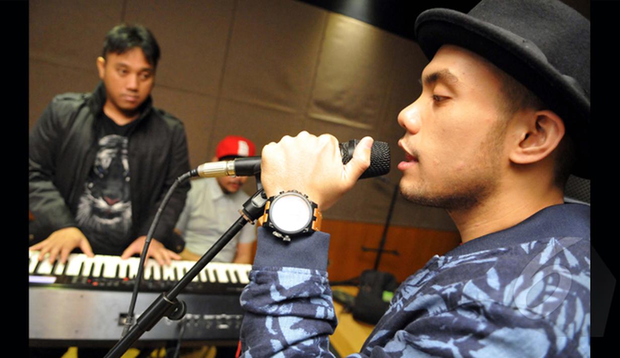 Eros Tjokro mendapat kesempatan untuk bernyanyi di acara musik pagi inBox lantaran menjadi juara keempat Music Vidio Contest, Studio AB, Jakarta. Foto diambil pada Selasa (27/1/2015). (Liputan6.com/Faisal R Syam)