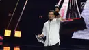 Aktor Gading Marten mengangkat piala dalam acara IBOMA 2018 di STUDIO 6 EMTEK CITY, Jakarta, Jumat (23/3). Gading meraih penghargaan kategori pemeran pendukung pria terbaik. (Liputan6.com/Herman Zakharia)