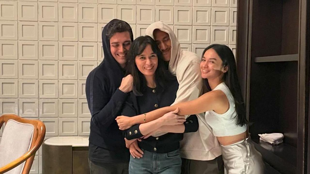 Perayaan ulang tahun Clover kali ini juga dihadiri oleh Sean Gelael, adik tiri Fachri Albar, bersama kekasihnya, Hana Malasan.