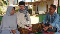 Ustazah asal Lombok yang bernama Mauni menikah dengan seorang pria asal Belgia. (dok. tangkapan layar YouTube Diki Jurnalis)
