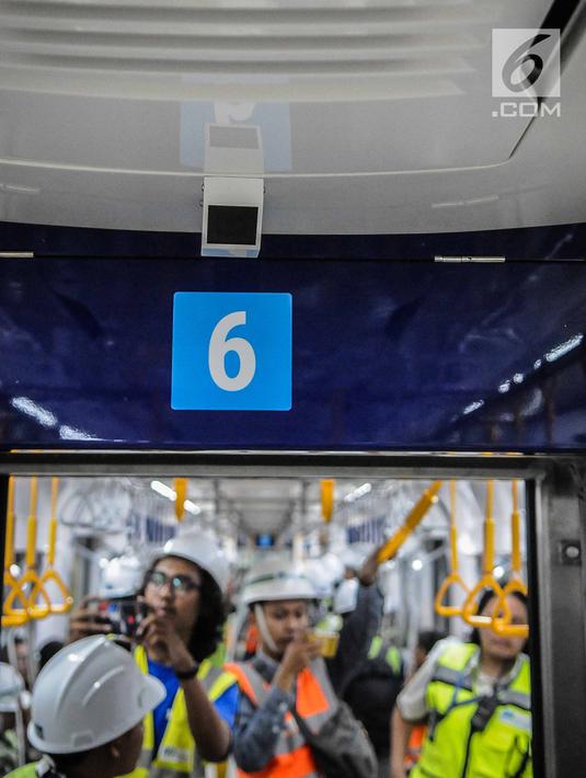Sejumlah wartawan mencoba Moda Raya Terpadu (MRT) dari Stasiun Bundaran HI-Lebak Bulus, Jakarta, Senin (10/12). MRT Jakarta fase I memakan biaya sekitar Rp 16 triliun. (Liputan6.com/Faizal Fanani)