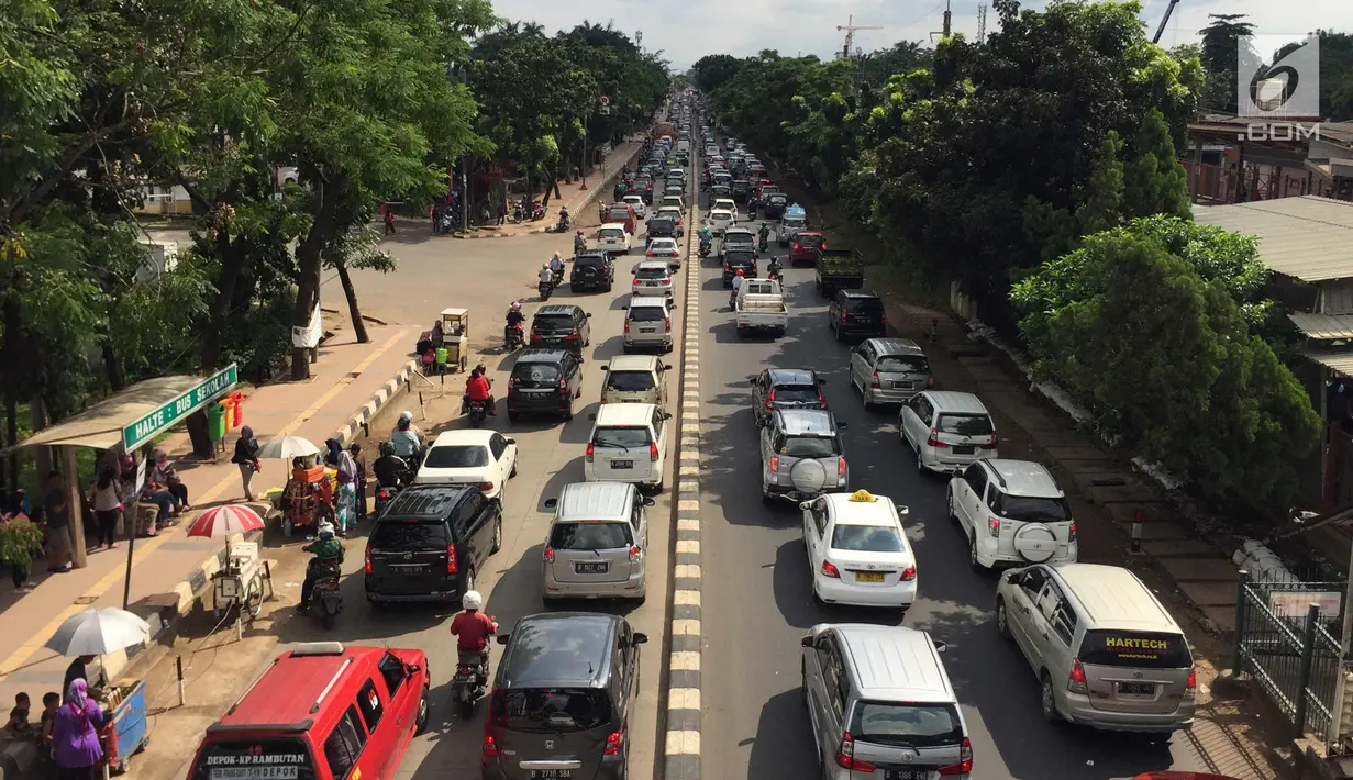 Suasana kemacetan di kawasan Tanjung Barat, Jakarta Selatan, Senin (1/1). Tingginya volume kendaraan menyebabkan Jakarta tetap mengalami kemacetan meskipun pada saat libur Tahun Baru. (Liputan6.com/Immanuel Antonius)