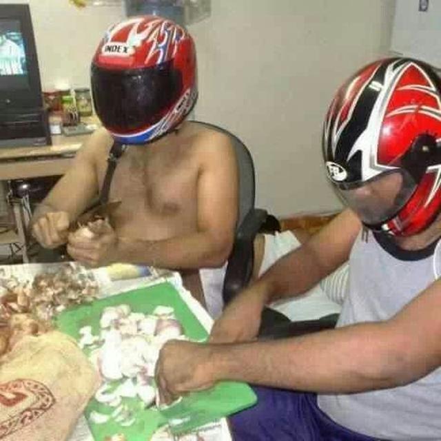 6 Aksi Suami Kupas Bawang Ini Nyeleneh, Gantikan Peran Istri Masak