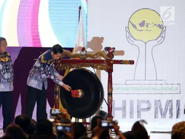 Presiden Jokowi memukul gong saat pembukaan Sidang Dewan Pleno II dan Rapimnas HIPMI di Tangerang, Banten, Rabu (7/3). Rapimnas mengusung tema 'Redistribusi Ekonomi dan Peran Pengusaha Muda dalam Memperkokoh Daya Saing Bangsa'. (Liputan6.com/Angga Yuniar)