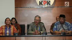 Mantan Pimpinan KPK, Tumpak Hatorangan Panggabean, Erry Riyana Hardjapamekas dan Taufiqurrahman Ruki memberikan keterangan atas polemik Revisi UU KPK di Jakarta, Senin (16/9/2019). Mereka menanggapi rancangan UU KPK seharusnya menguatkan pemberantasan korupsi. (merdeka.com/dwi narwoko)