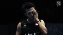 Pebulutangkis Indonesia,  Ihsan Maulana Mustofa mengusap wajah saat berlaga melawan pemain Hongkong, Wei Nan di kualifikasi Indonesia Open 2017 di Jakarta Convention Centre, Senin (12/6). Ihsan kalah 21-15, 18-21. 13-21. (Liputan6.com/Helmi Fithriansyah)