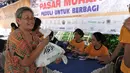 Antusias warga Sawah Besar terhadap kegiatan Pasar Murah Artha Graha Peduli dan terlihat sangat bahagia dan terbantu dengan adanya kegiatan Pasar Murah, Jakarta, Minggu (24/1/2014). (Media Center AGN - AGP)
